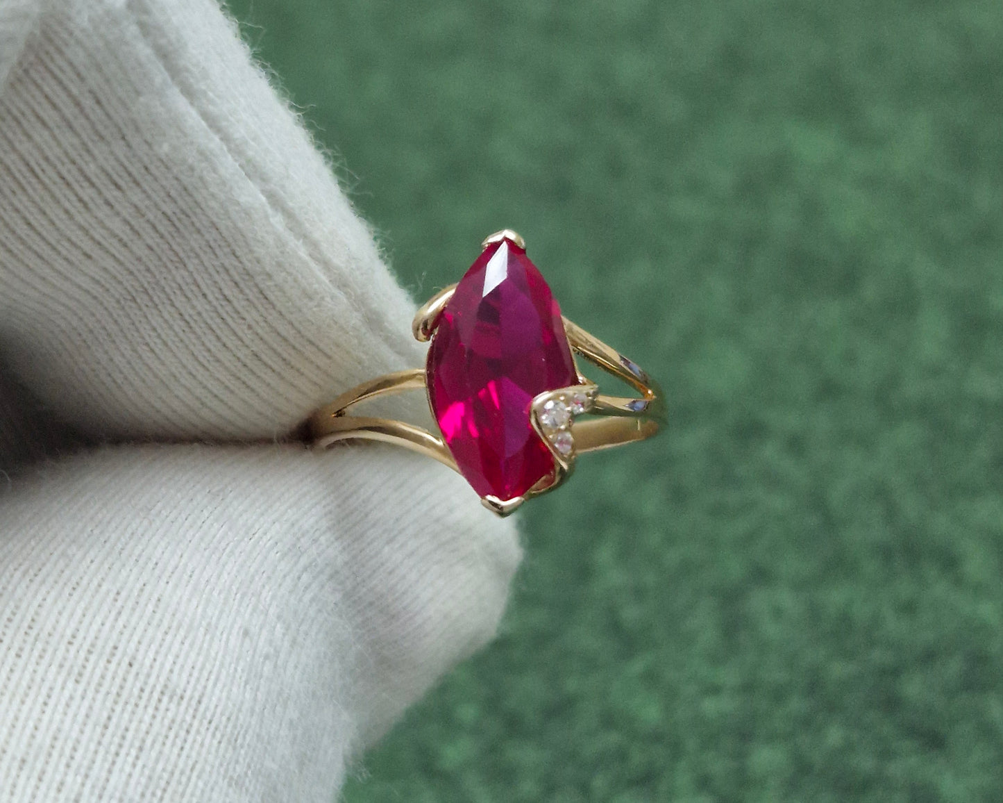 Ring mit Rubin HTS und Zirkonia Russisches Rotgold 585 Art. Nr. 923
