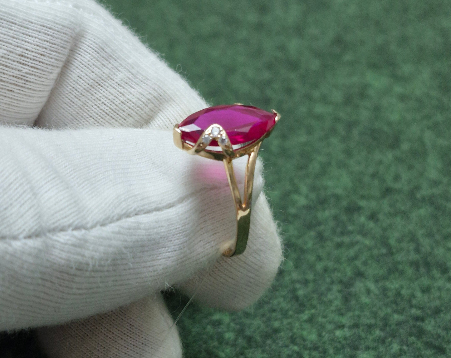 Ring mit Rubin HTS und Zirkonia Russisches Rotgold 585 Art. Nr. 923