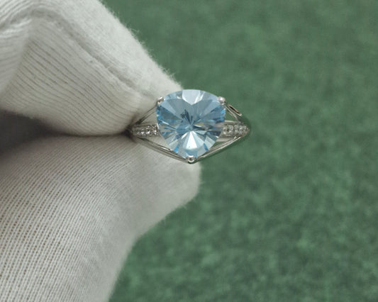 Ring mit Sky Blue Topas und Brillanten Weißgold 585 Art. Nr. 338012T