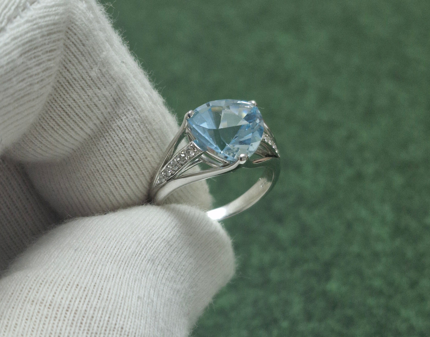 Ring mit Sky Blue Topas Weißgold 585 Art. Nr. 338012T