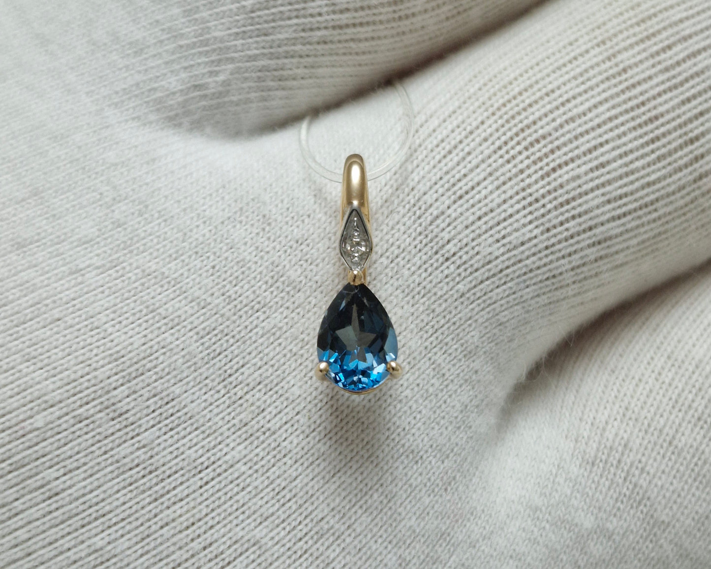 Anhänger mit London Blue Topas und Brillant Russisches Rotgold 585 Art. Nr. 73-00019