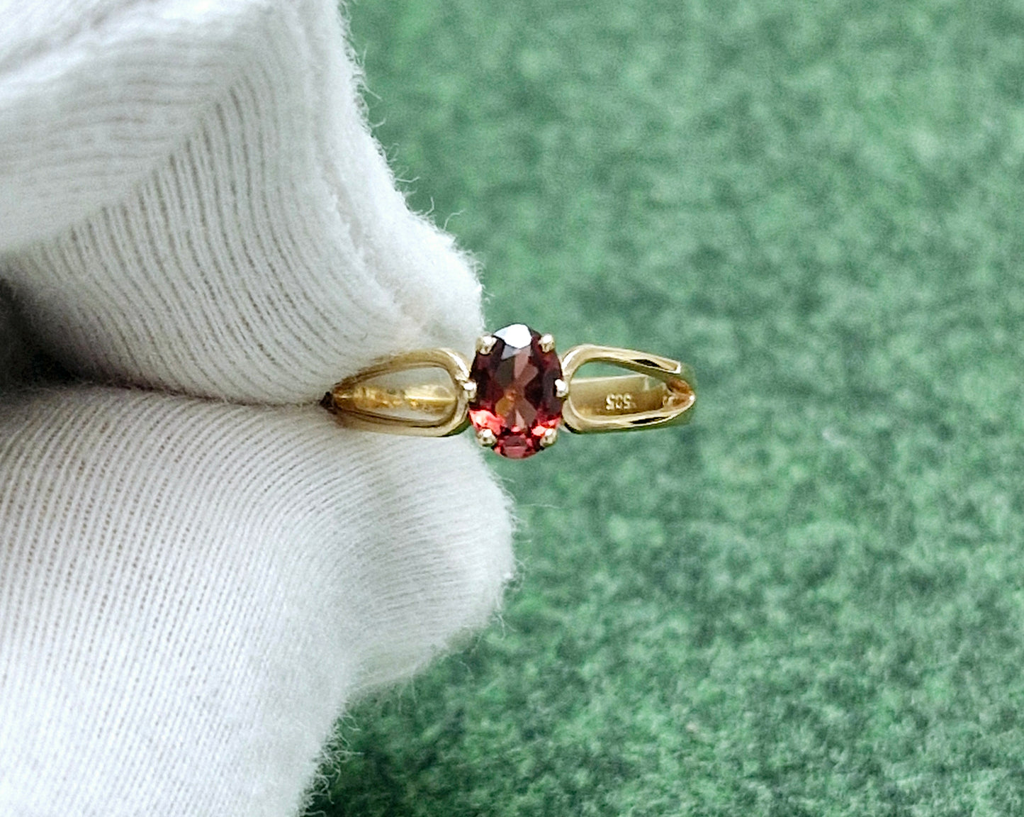 Ring mit Granat Almandin und Brillanten Russisches Rotgold 585 Art. Nr. 0308 GA