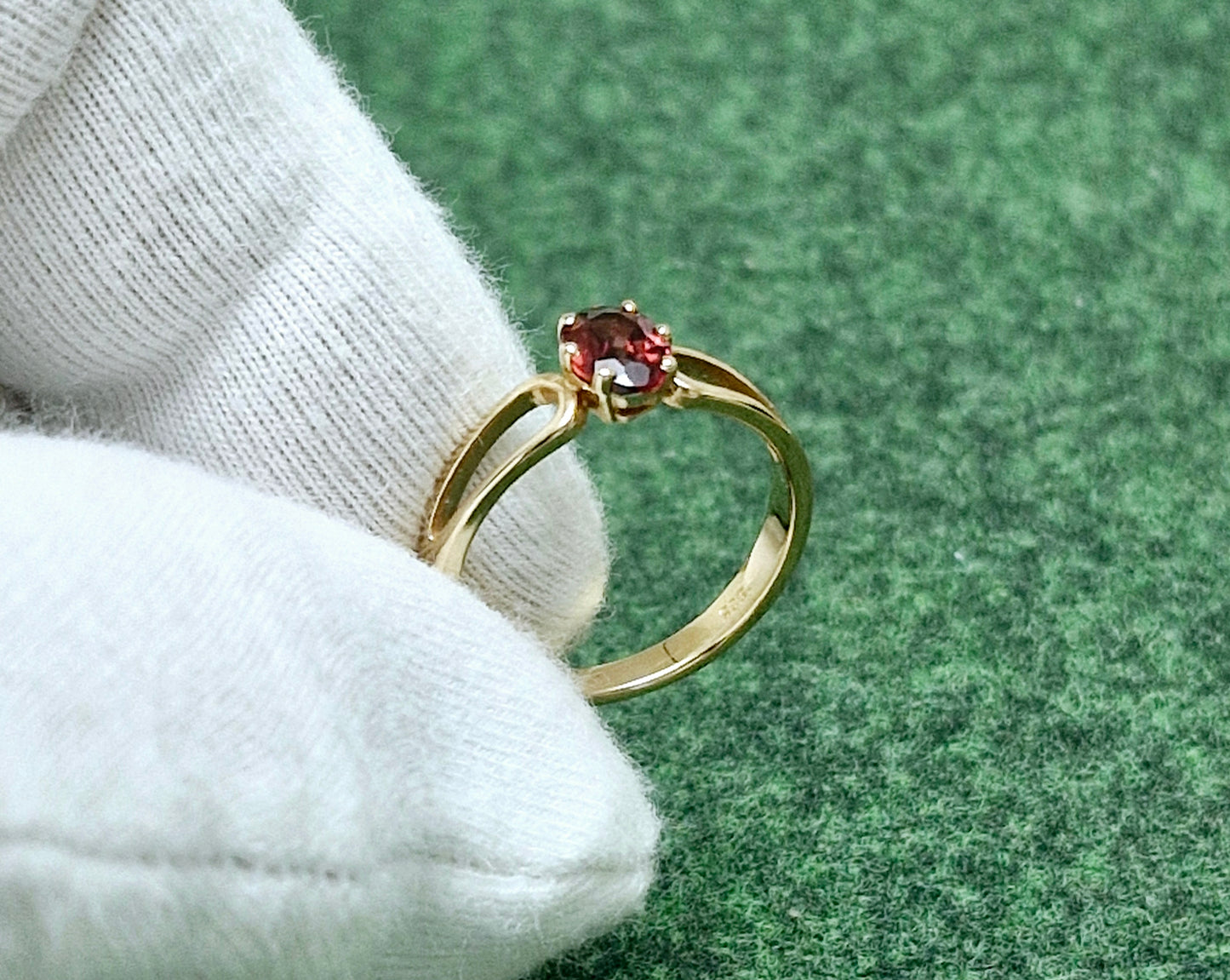 Ring mit Granat Almandin und Brillanten Russisches Rotgold 585 Art. Nr. 0308 GA