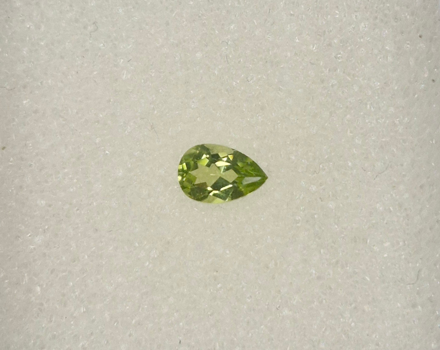 Peridot 6 x 4 mm 0,4 Ct