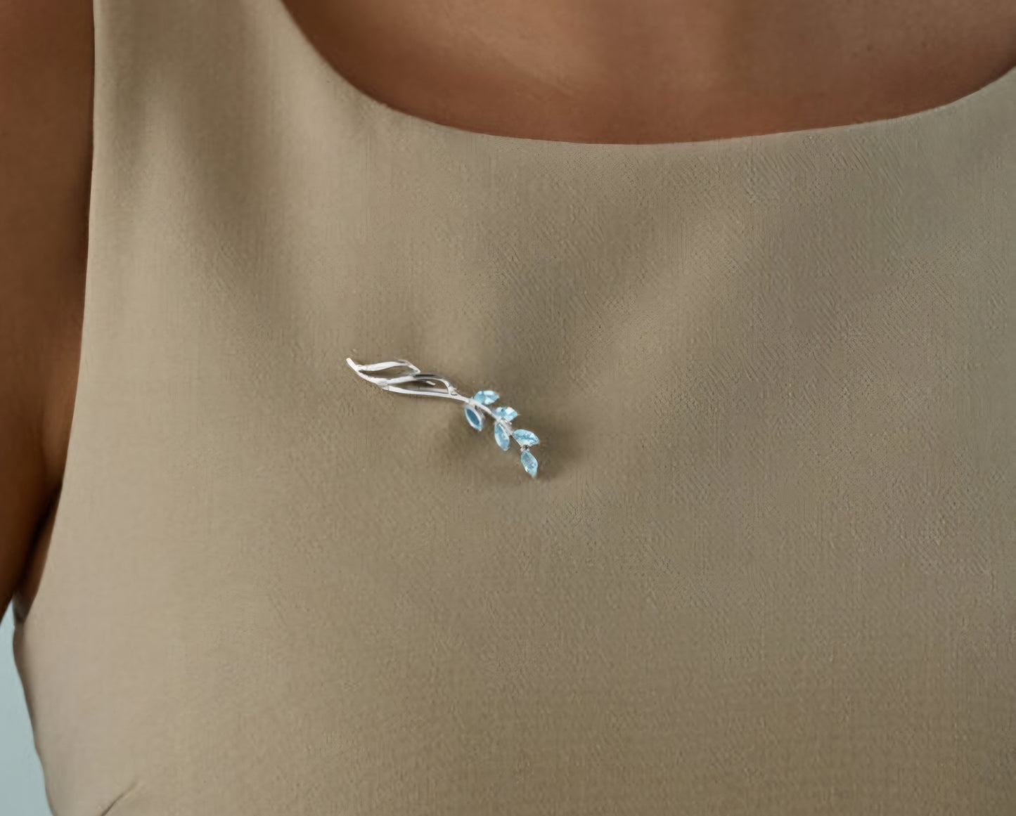 Silber Brosche mit Sky Blue Topas Art. Nr. 92040044