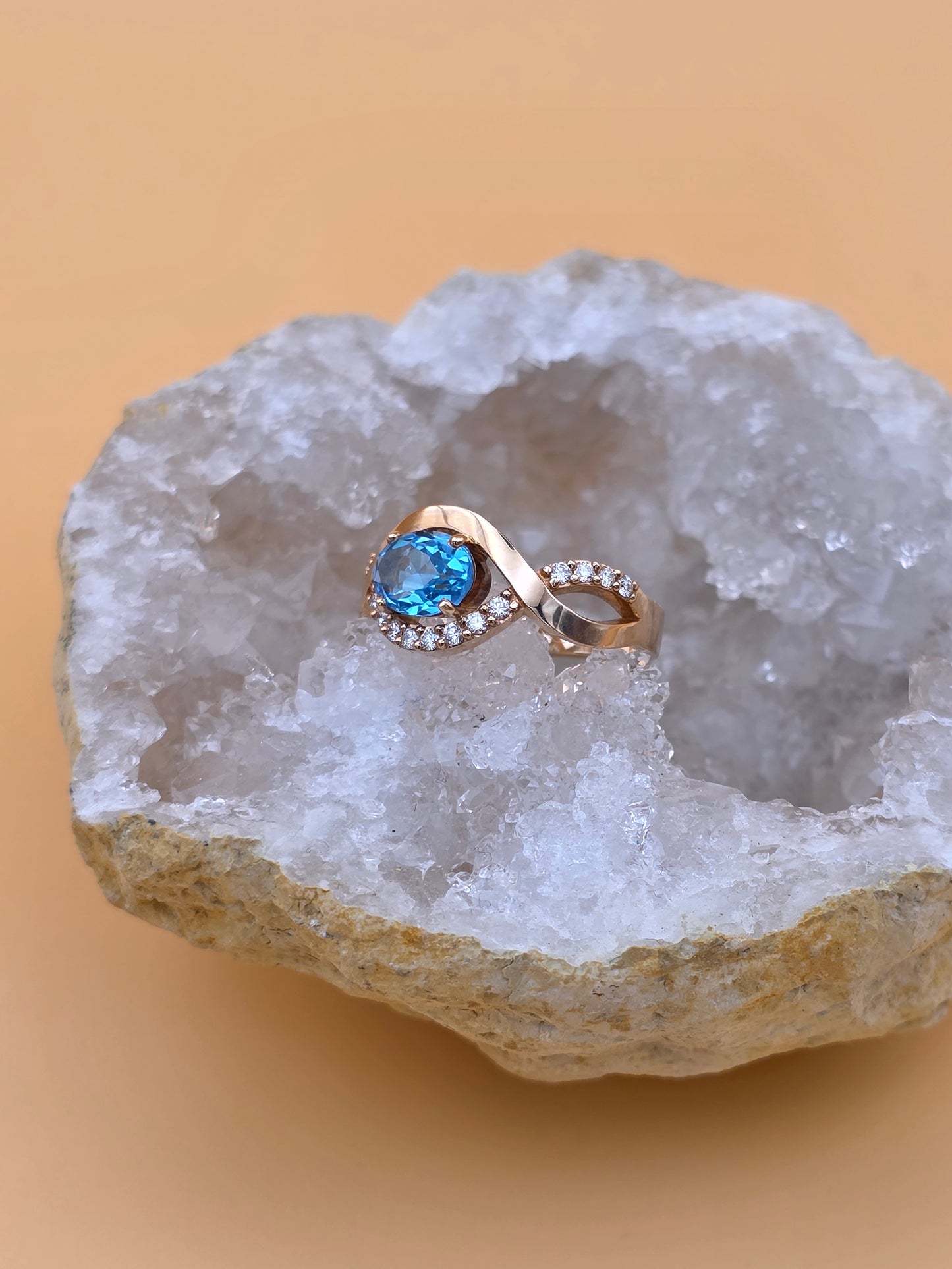 Ring mit Swiss Blue Topas und Brillanten Rotgold 585 Art. Nr.