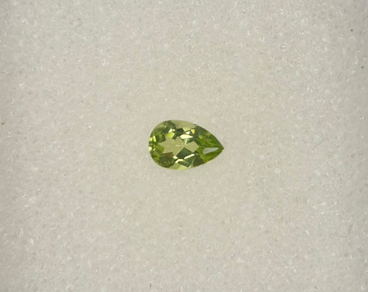 Peridot 6 x 4 mm 0,4 Ct