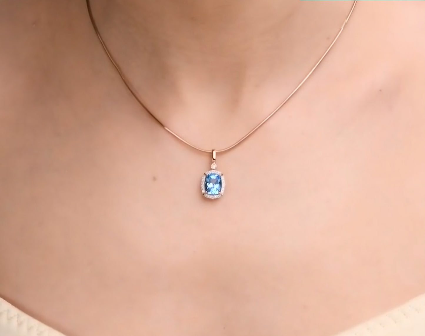 Anhänger mit Swiss Blue Topas und Zirkonia Russisches Rotgold 585 Art. Nr.731644