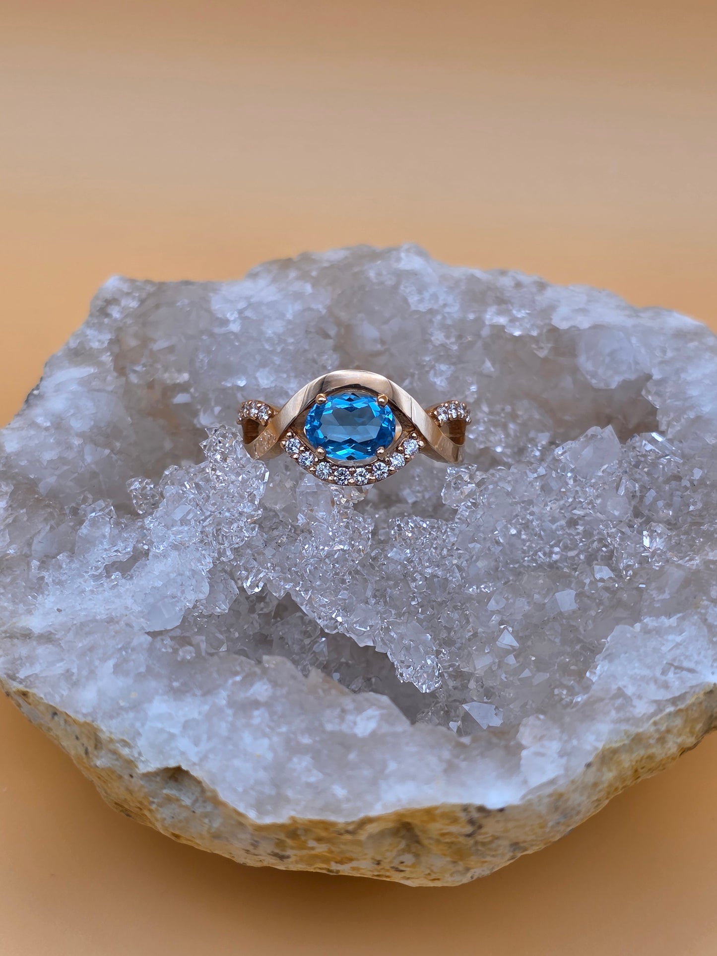 Ring mit Swiss Blue Topas und Brillanten Rotgold 585 Art. Nr.