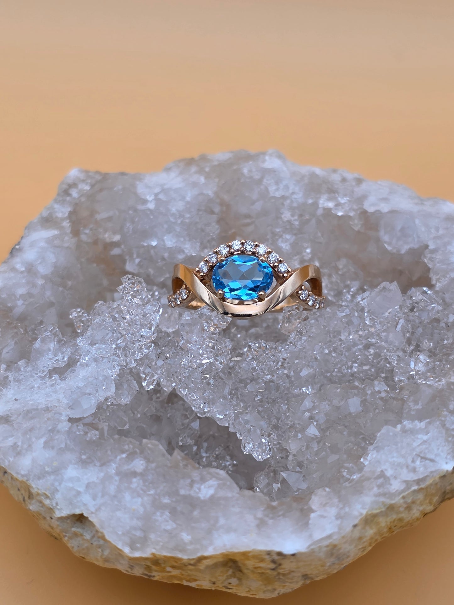 Ring mit Swiss Blue Topas und Brillanten Rotgold 585 Art. Nr.